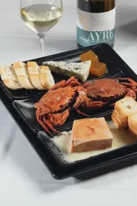 Detalle de andaricas-nécoras, pastel de centollo con crema de puerros y queso La Peral con dulce de manzana del Menú Chigre de La Chalana