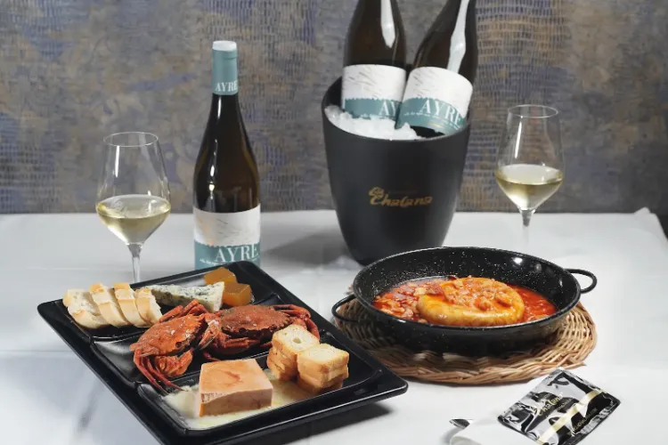 Menú Chigre para dos en Marisquerías La Chalana con andaricas, pastel de centollo, callos con tortilla guisada y vino Ayre