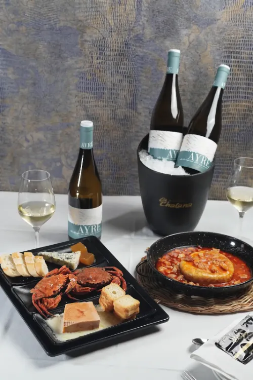 Menú Chigre de La Chalana: andaricas, pastel de centollo, queso La Peral, callos con tortilla guisada y botellas de Rueda Verdejo Ayre
